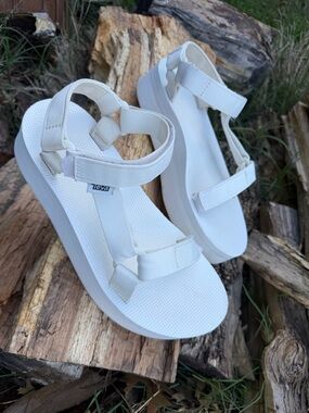 Teva Women's White Flatform Universal Sport Sandals Sz-9. Y